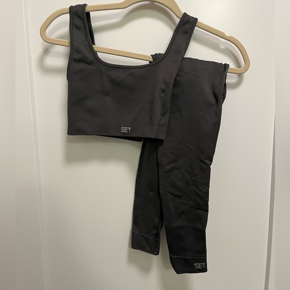 SET ACTIVE dark gray set. size small.